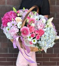 Цветочная композиция из Розы, Хризантемы, Пионы и Лизиантусы в корзине в Глотовке