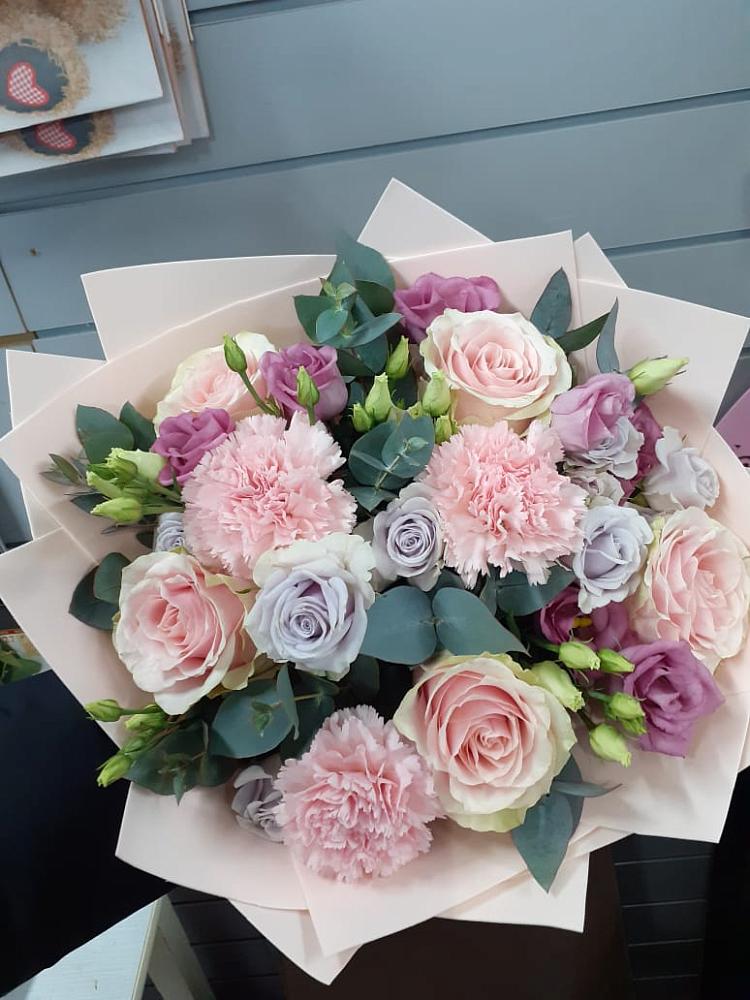 Букет цветов из: Розы, Гвоздики и Лизиантусы в Глотовке